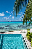 Privater Pool vor einem Bungalow im Hotel Kia Ora Resort & Spa, Insel Avatoru, Rangiroa-Atoll, Tuamotu-Inseln, Französisch-Polynesien, Südpazifik