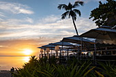 Menschen im Restaurant des Tahiti Ia Ora Beach Resort (managed by Sofitel) bei Sonnenuntergang, nahe Papeete, Tahiti, Windward Islands, Französisch-Polynesien, Südpazifik