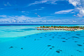 Luftaufnahme des InterContinental Le Moana Bora Bora Resort mit Überwasserbungalows in der Lagune von Bora Bora, Vaitape, Bora Bora, Leeward Islands, Französisch-Polynesien, Südpazifik