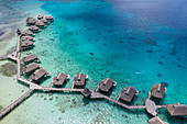 Luftaufnahme von Überwasserbungalows des Sofitel Bora Bora Private Island Resort in der Lagune von Bora Bora, Vaitape, Bora Bora, Leeward Islands, Französisch-Polynesien, Südpazifik