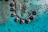 Luftaufnahme von Überwasserbungalows am Hotel Kia Ora Resort & Spa, Insel Avatoru, Rangiroa-Atoll, Tuamotu-Inseln, Französisch-Polynesien, Südpazifik
