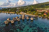 Luftaufnahme des Tahiti Ia Ora Beach Resort (managed by Sofitel) mit Überwasserbungalows, nahe Papeete, Tahiti, Windward Islands, Französisch-Polynesien, Südpazifik