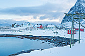 Fischerdorf Reine auf Lofoten Inseln am Abend, Reine, Norwegen