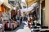 Fußgängerzone mit Markt und Café in der Innenstadt von Palermo, Sizilien, Italien