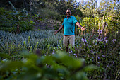 Freundlicher Gärtner erklärt Gemüseanbau Programm im Six Senses Fiji Resort, Malolo Island, Mamanuca Group, Fidschi-Inseln, Südpazifik