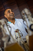 Fröhlicher Barkeeper während einer Cocktail Mixologie Veranstaltung in einer Residence Villa Unterkunft im Six Senses Fiji Resort, Malolo Island, Mamanuca Group, Fidschi-Inseln, Südpazifik
