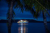 Kokospalmen und Kreuzfahrtschiff MV Reef Endeavour (Captain Cook Cruises Fiji) auf Reede bei Nacht, Gunu, Naviti Island, Yasawa Group, Fidschi-Inseln, Südpazifik