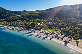 Luftaufnahme von Strand mit Schatten von Kokospalmen im Six Senses Fiji Resort, Malolo Island, Mamanuca Group, Fidschi-Inseln, Südpazifik