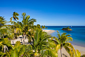 Luftaufnahme von Kokospalmen und Strand im Six Senses Fiji Resort, Malolo Island, Mamanuca Group, Fidschi-Inseln, Südpazifik