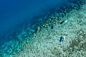 Luftaufnahme einer Familie die Wassersport Aktivitäten am Korallenriff vor dem Six Senses Fiji Resort genießt, Malolo Island, Mamanuca Group, Fidschi-Inseln, Südpazifik