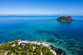 Luftaufnahme von Vomo Island Fiji Resort mit Vomo Lailai Island dahinter, Vomo Island, Mamanuca Group, Fidschi-Inseln, Südpazifik