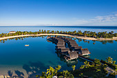 Luftaufnahme von Überwasserbungalows im Fiji Marriott Resort Momi Bay bei Sonnenaufgang, Momi Bay, Coral Coast, Viti Levu, Fidschi-Inseln, Südpazifik