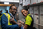 Stationsmanager und Flugbegleiterin lachen an Bord eines RwandAir Airbus A330-300 Flugzeug vor dem Flug vom Flughafen Brüssel (BRU) in Belgien zum internationalen Flughafen Kigali (KIG) in Ruanda, Brüssel, Belgien, Europa