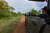 Seitenansicht von einem Safari Fahrzeug betrieben vom Luxusresort Zeltcamp Magashi Camp (Wilderness Safaris), Akagera National Park, Eastern Province, Ruanda, Afrika