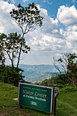 Schild an der Einfahrt zum Besucherzentrum am Uwinka Lookout, Nyungwe Forest National Park, Western Province, Ruanda, Afrika