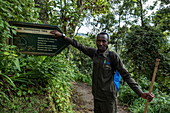 Ranger Guide neben Wegweiser am Igishigishigi Trail auf dem Weg zum Canopy Walkway, Nyungwe Forest National Park, Western Province, Ruanda, Afrika