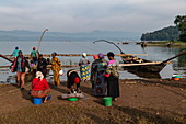 Frauen mit Körben von Sambaza Fischen die von singenden Fischern am Kivu See gefangen werden, Cyangugu, Kamembe, Western Province, Ruanda, Afrika
