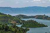 Blick über Bucht und Halbinsel am Kivu See, nahe Gitesi, Western Province, Ruanda, Afrika