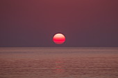 Sonne geht im Meer unter gesehen vom Ong Lang Beach, Ong Lang, Insel Phu Quoc, Kien Giang, Vietnam, Asien