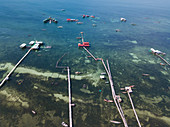 Luftaufnahme von schwimmenden Häusern und Restaurants, Rach Vem, Insel Phu Quoc, Kien Giang, Vietnam, Asien