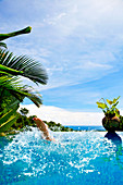 Frauenfüße, Sprung in einen Pool. Bali, Indonesien, Asien