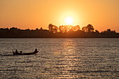 Silhouette von Longtail Fischerboot auf dem Mekong bei Sonnenuntergang, nahe Preah Prosop, Fluss Mekong, Kandal, Kambodscha, Asien