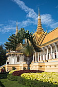 Parklandschaft und Außenansicht vom Thronsaal Gebäude innerhalb des Königspalast Komplex, Phnom Penh, Kambodscha, Asien