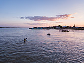 Luftaufnahme Kajak Ausflug für Gäste von Flusskreuzfahrtschiff auf Fluss Tonle Sap bei Sonnenuntergang, Kampong Prasat, Kampong Chhnang, Kambodscha, Asien
