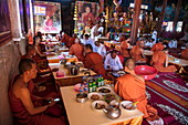 Buddhistische Mönche vom Vipassana Dhura Mandala Meditation Center essen zu Mittag in der Udong Pagode, Oudong (Udong), Kampong Speu, Kambodscha, Asien