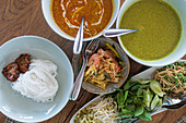 Ein köstliches Mittagessen wird an Bord vom Flusskreuzfahrtschiff auf dem Fluss Tonle Sap serviert, Kampong Chhnang, Kambodscha, Asien