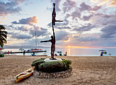 Statue Balance von Basil Watson bei Sonnenuntergang, Doctor's Cave Beach, Montego Bay, Pfarrei Saint James, Jamaika, Westindische Inseln, Karibik, Mittelamerika