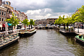Kanal Nieuwe Rijn (Neuer Rhein) mit Karnemelksbrug-Brücke, Cafés und Geschäften im Herzen von Leiden, Südholland, Niederlande, Europa