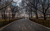 Schnee fällt in Central Park, New York, Vereinigte Staaten von Amerika, Nordamerika