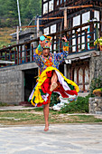 Bhutaner führen den maskierten Cham-Tanz durch, Paro, Bhutan, Asien