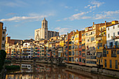 Häuser auf dem Fluss Onyar und der Kathedrale der Heiligen Maria, Girona, Katalonien, Spanien, Europa