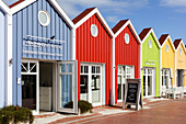 Bunte Holzhäuser Fassade auf Langeoog, Ostfriesland, Niedersachsen, Deutschland