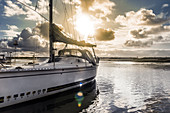 Morgenstimmung mit Segelboot im Nationalpark Wattenmeer, Spiekeroog, Ostfriesland, Niedersachsen, Deutschland, Europa