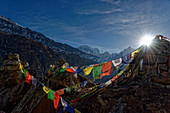 Buddhistische Gebetsfahnen oberhalb des Annapurna Base Camp, Nepal, Himalaya, Asien.