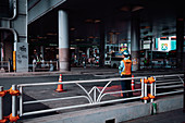 Shibuya Station mit Verkehrshelfer im Vordergrund, Tokio, Japan, Asien