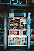 Katze auf dem Tresen, Kiosk in Tokio, Japan, Asien