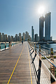 Blick zu den Wolkenkratzern der Dubai Marina vom Bluewater Island, The Address Residences Jumeirah Resort, Dubai, Vereinigte Arabische Emirate