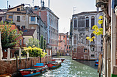 Romantischer venezianischer Kanalblick mit Häusern in Venedig, Venetien, Italien