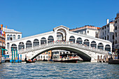 Rialto Brücke über den Canal Grande in Venedig, Venetien, Italien