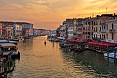 Canal Grande bei Sonnenuntergang von der Rialto Brücke in Venedig, Venetien, Italien