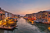 Canal Grande mit Beleuchtung nach Sonnenuntergang von der Rialto Brücke in Venedig, Venetien, Italien