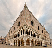 Dogenpalast (Palazzo Ducale) neben San Marco in Venedig, Venetien, Italien