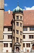 Treppenhaus mit Sonnenuhren vom alten Gymnasium in Rothenburg ob der Tauber, Mittelfranken, Bayern, Deutschland