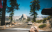 Autos, die auf Landstraße durch Yosemite National Park, Kalifornien, USA reisen.