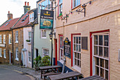 Ansicht des traditionellen Gasthauses auf King Street in Robin Hoods Bucht, North Yorkshire, England, Vereinigtes Königreich, Europa