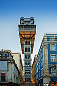 Der neugotische (Jugendstil) Elevador Santa Justa (Saint Justa Elevator (Lift), der die Baixa mit dem Bairro Alto, Lissabon, Portugal, Europa verbindet